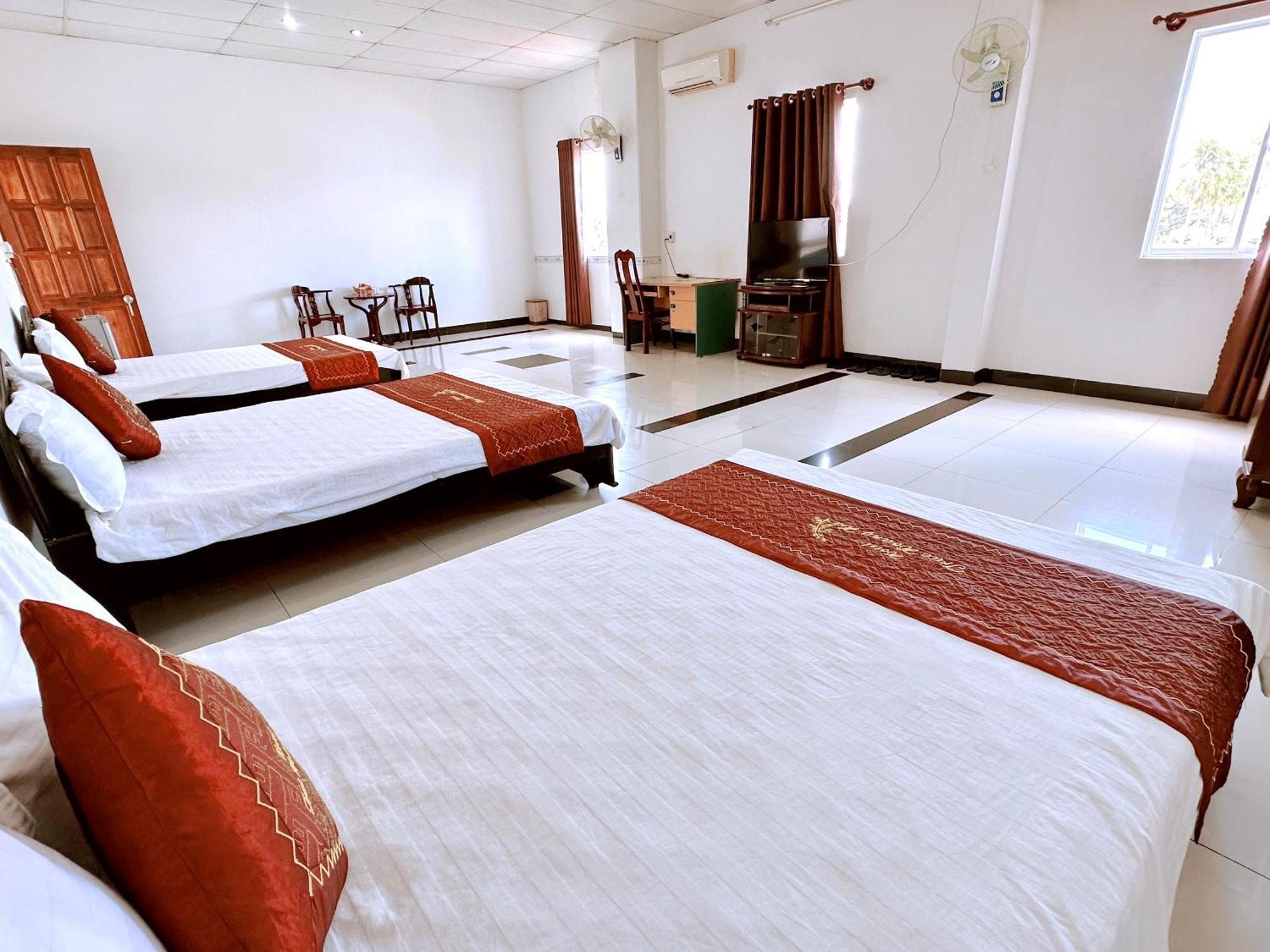 Truc Hoang Ha Hotel Kon Tum Eksteriør billede