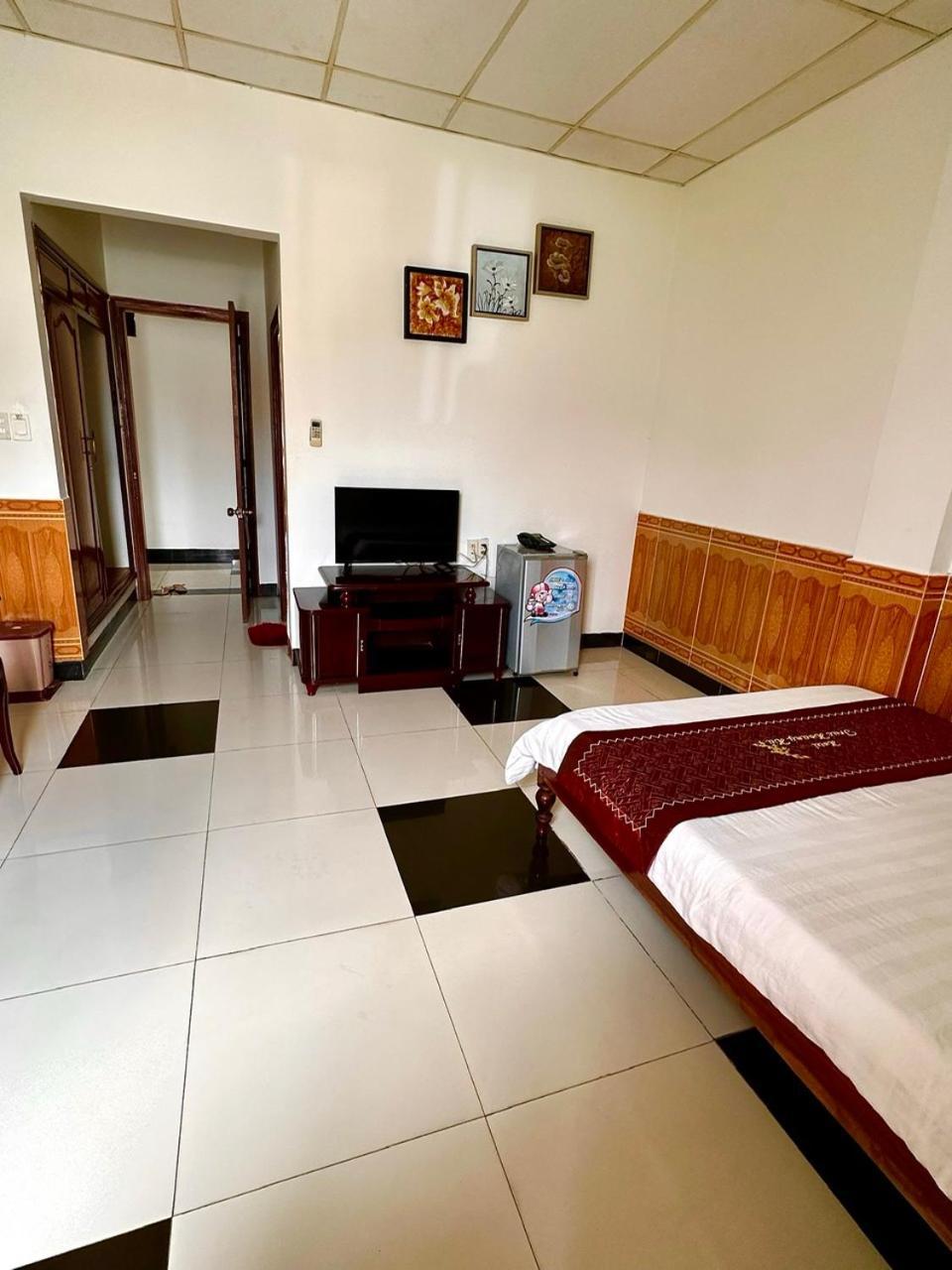 Truc Hoang Ha Hotel Kon Tum Eksteriør billede
